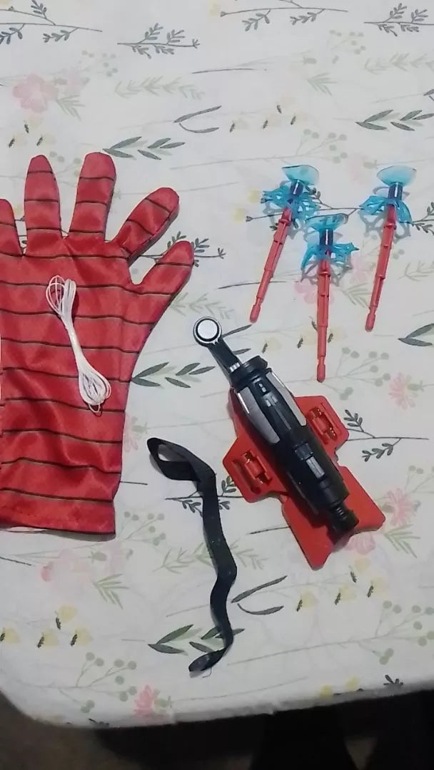 Todo lo que incluye el combo HeroSling: 2 lanzadores, 2 guantes, dardos, correas y cajas de regalo