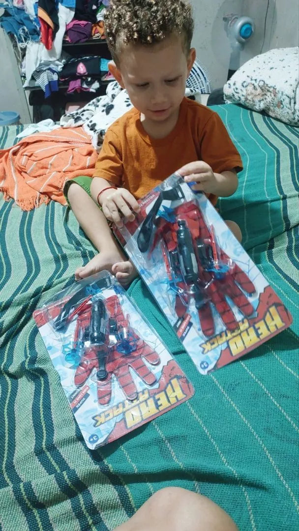 Niño feliz corriendo con su lanzador HeroSling