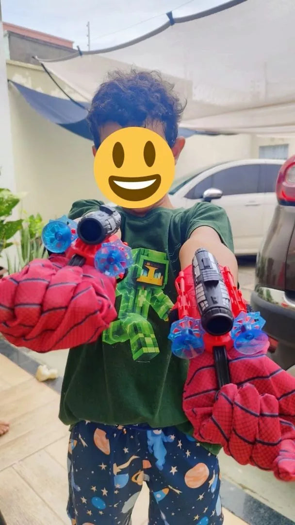 Niño apuntando con dos lanzadores HeroSling