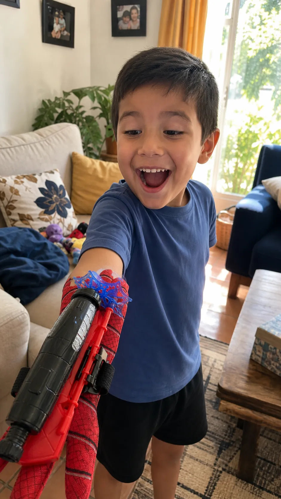 Sebastián V. — niño emocionado estrenando el guante y lanzador HeroSling