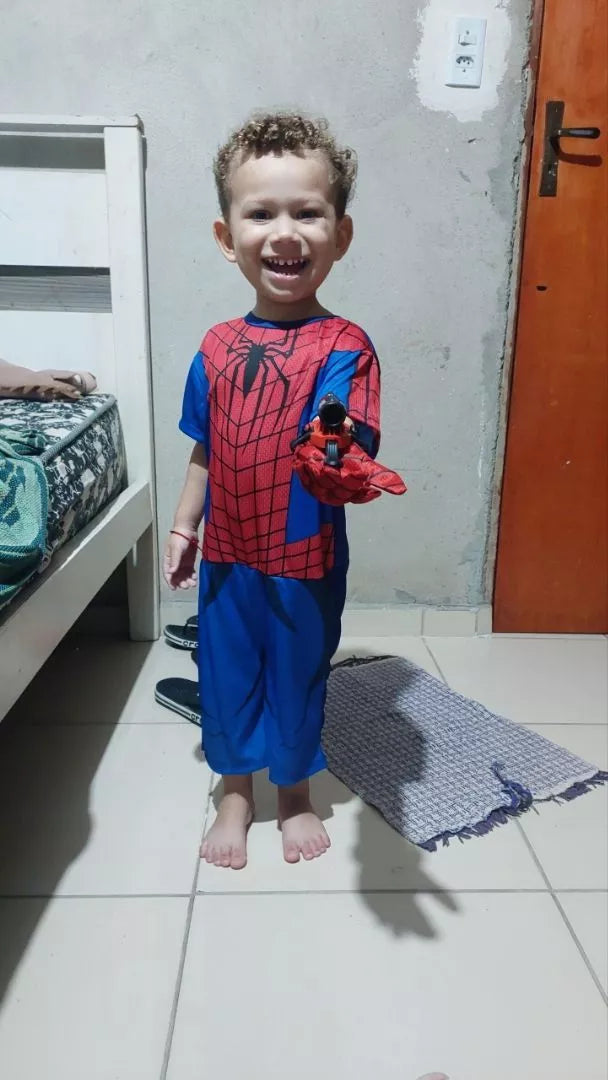 Niño jugando con su lanzador HeroSling
